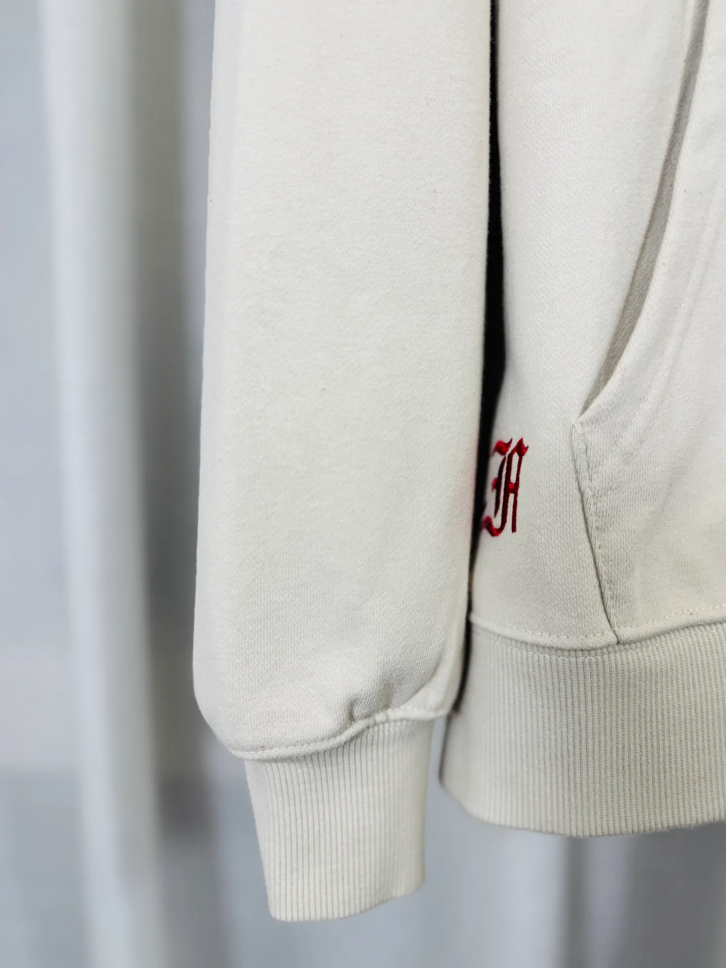 P340 top version, real shot without P, ​​different from market currency) 𝗖𝗵𝗿𝗼𝗺𝗲 𝗛𝗲𝗮𝗿𝘁𝘀/Cro Heart 2025 washed and burned flower patch embroidered autumn and winter new original single counter American patchwork 3D three-dimensional patch couple casual cardigan sweatshirt 👑The highest version! Customized fabric 480g tripe terry fabric! American acid-washed and distressed original fabric, laser burning + patch embroidery, exquisite embroidery of letters! The best-selling model in the counter, very comfortable to wear. Accessories: original molded and authenticated collar label➕100% silk wash label. Genuine purchase-grade original hangtag➕matching hanging rope➕3D hanging beads➕original packaging bag. Craftsmanship: The original version has consistent wiring! The highest version of the armhole matching technique! Color: Black Apricot Size: S M L XL Style Number: 25-318